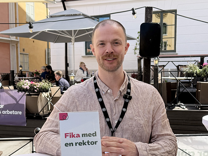 Besökarna på terassen kunde fika med Dónal Gaynor, biträdande rektor för Kunskapsgymnasiet Malmö. 